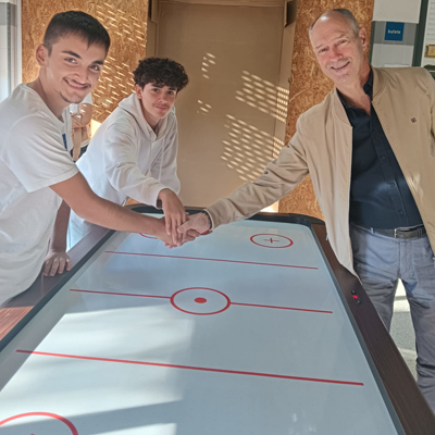 EB Anes de Cernache inaugura mesa de Air Hockey financiada pelo Orçamento Participativo